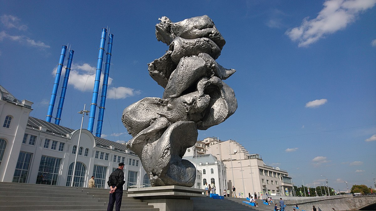 Блог mudder - Big_Clay_No._4_in_Moscow._2021,_Bolotnaya_Embankment._View_with_a_security_guard.jpg