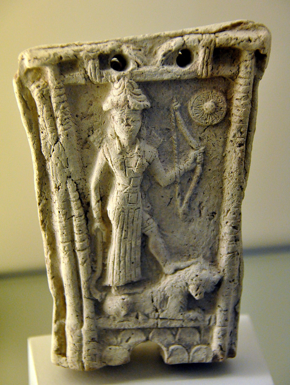 Блог mudder - 1200px-Goddess_Ishtar_stands_on_a_lion_and_holds_a_bow,_god_Shamash_symbol_at_the_upper_right_corner,_from_Southern_Mesopotamia,_Iraq.jpg