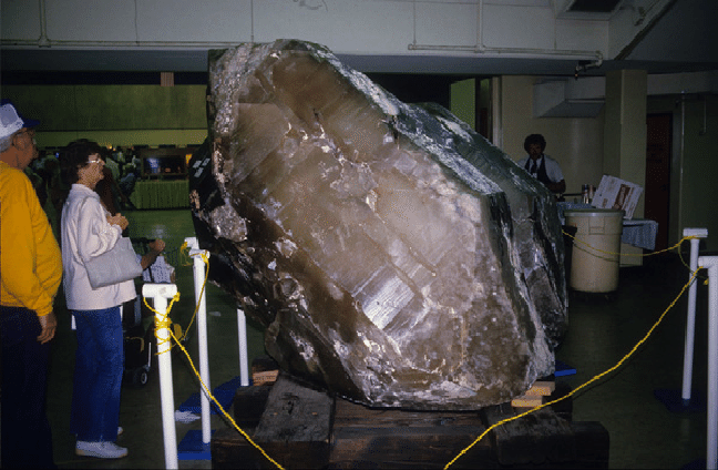 Такие разные и такие замечательные  - Giant-euhedral-doubly-terminated-8800-kg-quartz-crystal-from-the-Karibib-district.png