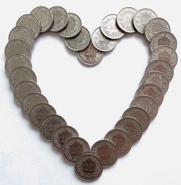 Госпожа «монета» и способы гадания с её помощью - сердце из монет.jpg