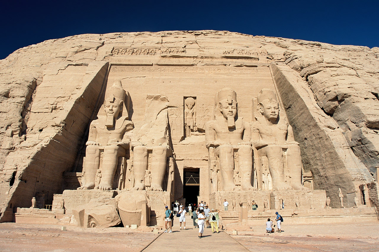 Майя. Хитрая реальность. - Abu_Simbel,_Ramesses_Temple,_front,_Egypt,_Oct_2004.jpg